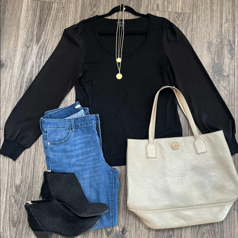 Ann Taylor Black Top 🌸🌷🌺